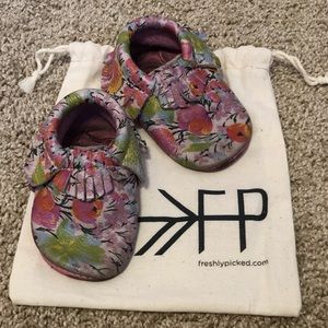 GUC! White floral print Freshly Picked Mocs size 3